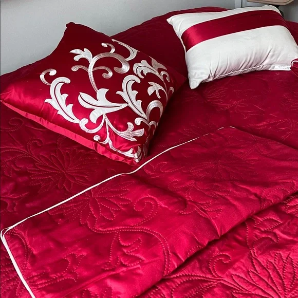 Brand new,red Bedding Set. 2 decorative pillows, 2 pillows cover. Smoke free